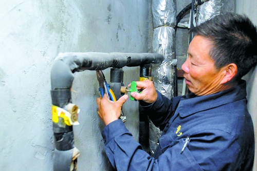 衛(wèi)運(yùn)宗師傅為御金城小區(qū)用戶(hù)開(kāi)啟供熱閥門(mén) 衛(wèi)運(yùn)宗師傅為御金城小區(qū)用戶(hù)開(kāi)啟供熱閥門(mén)