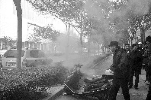 暖氣管爆裂，熱水熱氣從花壇中噴出。