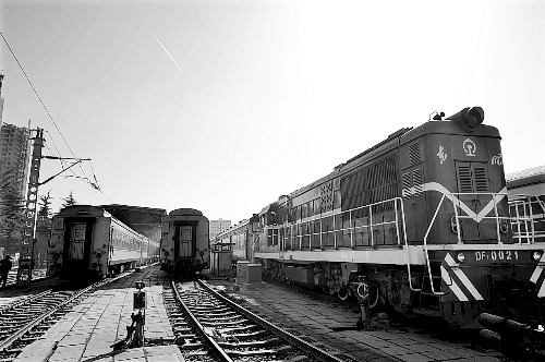 　　鄭州車輛段，擦拭一新的列車整裝待發(fā)。