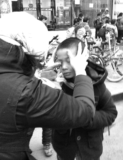 春天風(fēng)沙大，一孩子被風(fēng)沙瞇了眼