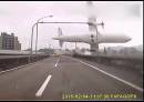行車(chē)記錄儀抓拍到臺(tái)灣客機(jī)墜落瞬間