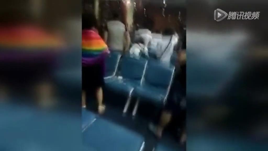 實拍中國游客大鬧曼谷機(jī)場 現(xiàn)場高唱中國國歌