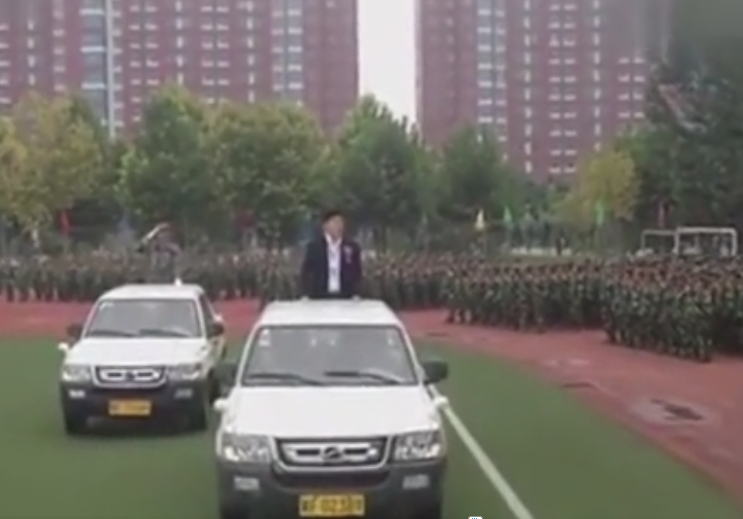 高校軍訓(xùn)檢閱 場(chǎng)面堪似閱兵