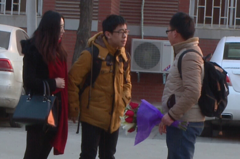 美女請你假裝其男友拒絕追求者，你會怎么辦？