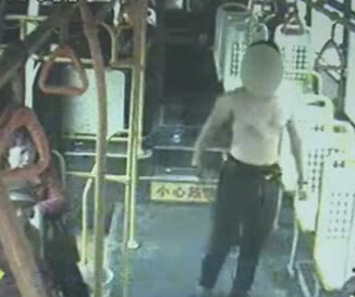 上車光膀子 這是要干啥？