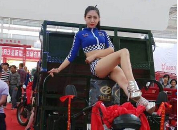 偃師驚現(xiàn)三輪車(chē)美女模特