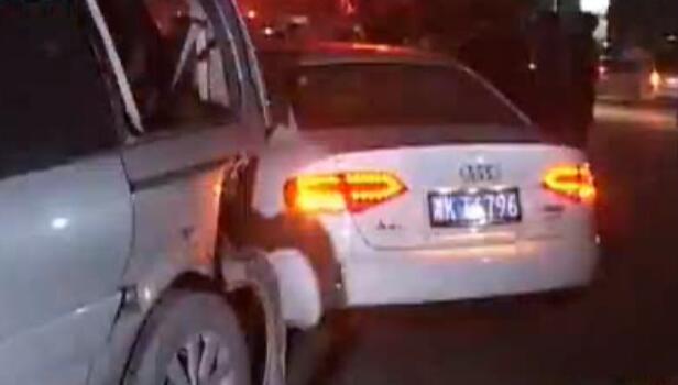 12車停路邊瞬間全報廢 咋回事？