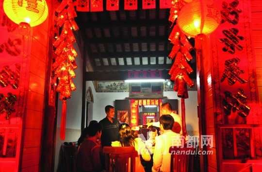 　　?？谌税殉Φ哪暌癸埛Q為“吃圍爐”。