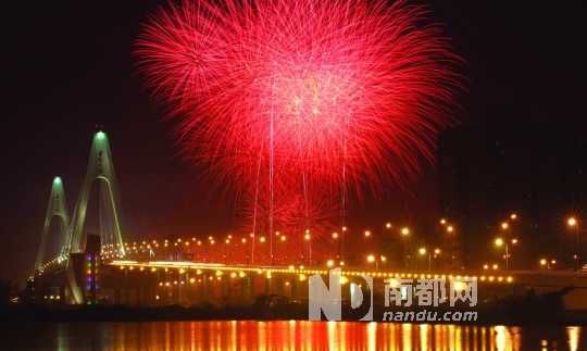  ?？谑忻癯赃^了年夜飯,到西海岸燃放觀賞煙花是近年來興起的一大潮流。