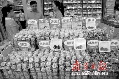 散裝月餅因其實(shí)惠的價(jià)格、豐富的口味而受到市民的青睞。