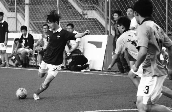 只要有球踢，小伙子們就很高興