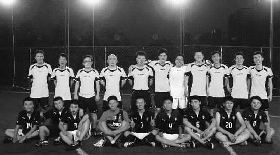 昨晚，東道主東方今報(bào)隊(duì)迎來(lái)了第二個(gè)比賽對(duì)手——財(cái)大數(shù)學(xué)隊(duì)