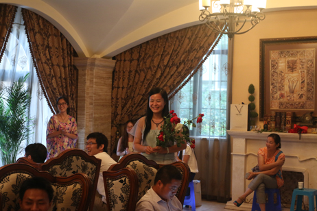 收到怎么多玫瑰，當(dāng)然開心啦！