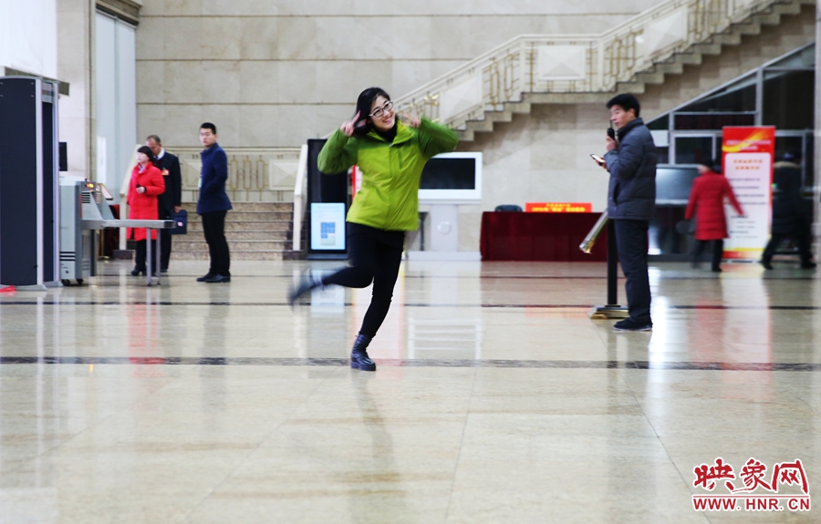 南樂(lè)天完成一個(gè)采訪后，興奮的跳了起來(lái)。