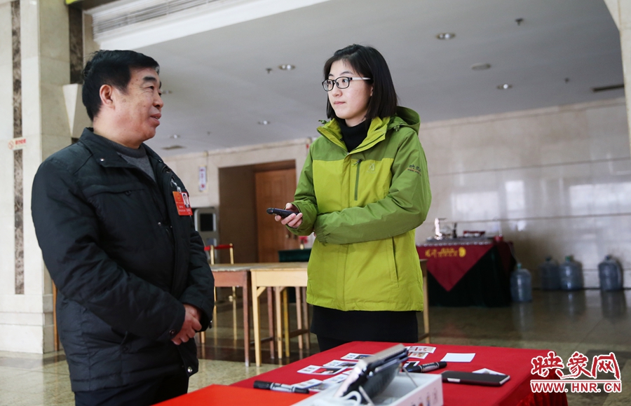 會(huì)議間隙采訪代表。