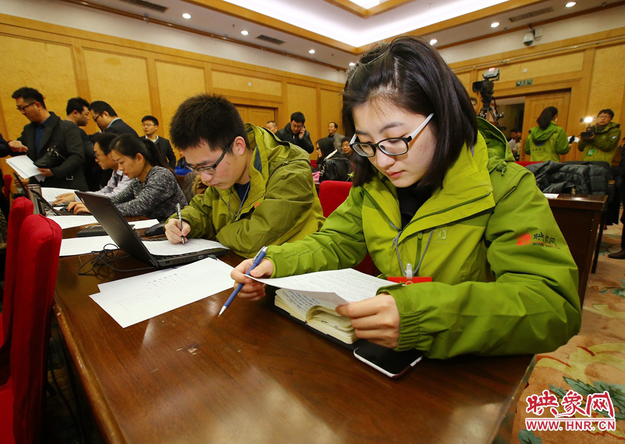 大象融媒映象網(wǎng)記者南樂(lè)天在兩會(huì)記者會(huì)開(kāi)始前積極準(zhǔn)備。