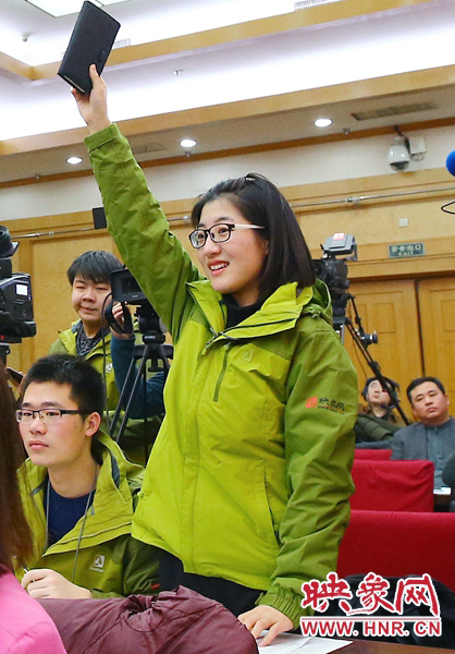 兩會(huì)記者會(huì)，樂(lè)天站起來(lái)舉手。