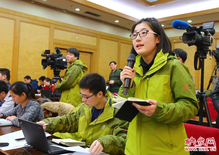 大象融媒映象網(wǎng)記者南樂(lè)天在記者會(huì)上提問(wèn)。