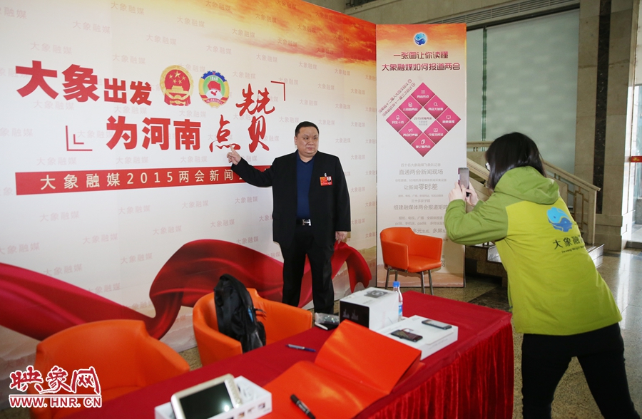 幫代表在大象融媒新聞會(huì)客廳留影拍照。