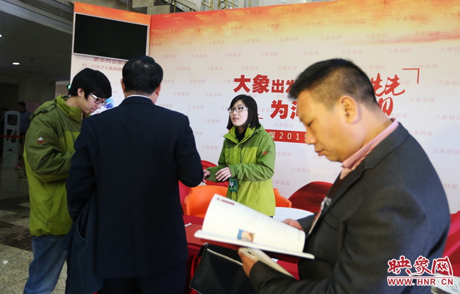 向代表、委員講解大象融媒旗下出品的新聞產(chǎn)品。