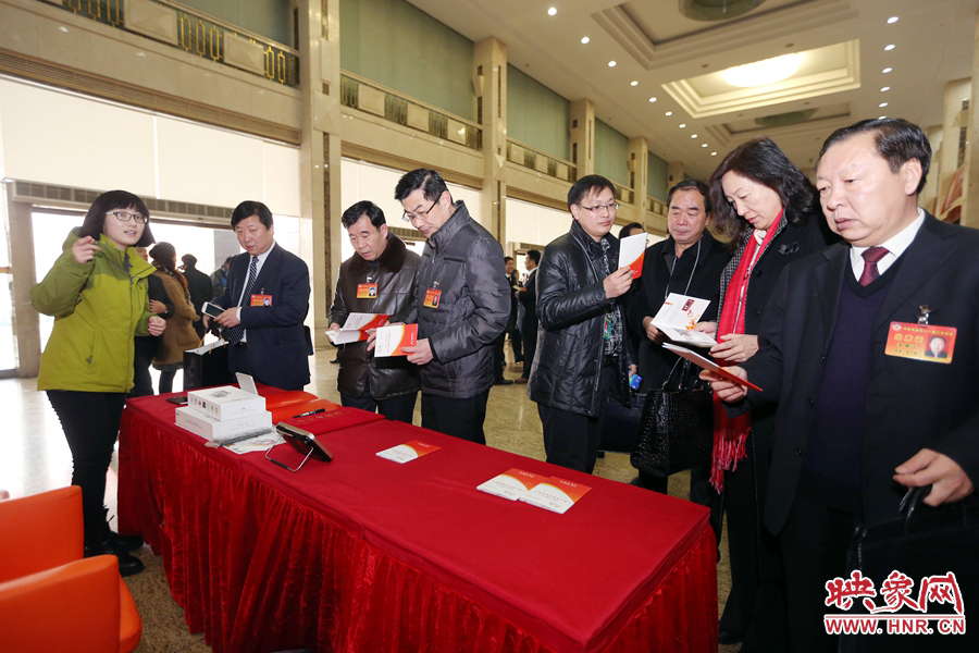 向代表、委員講解大象融媒旗下出品的新聞產(chǎn)品。