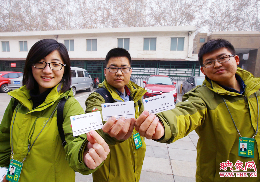 南樂(lè)天和同事展示新印制的大象融媒名片。