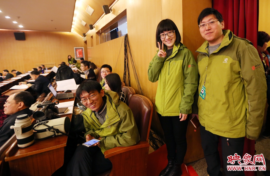 與同事一起的樂(lè)天。