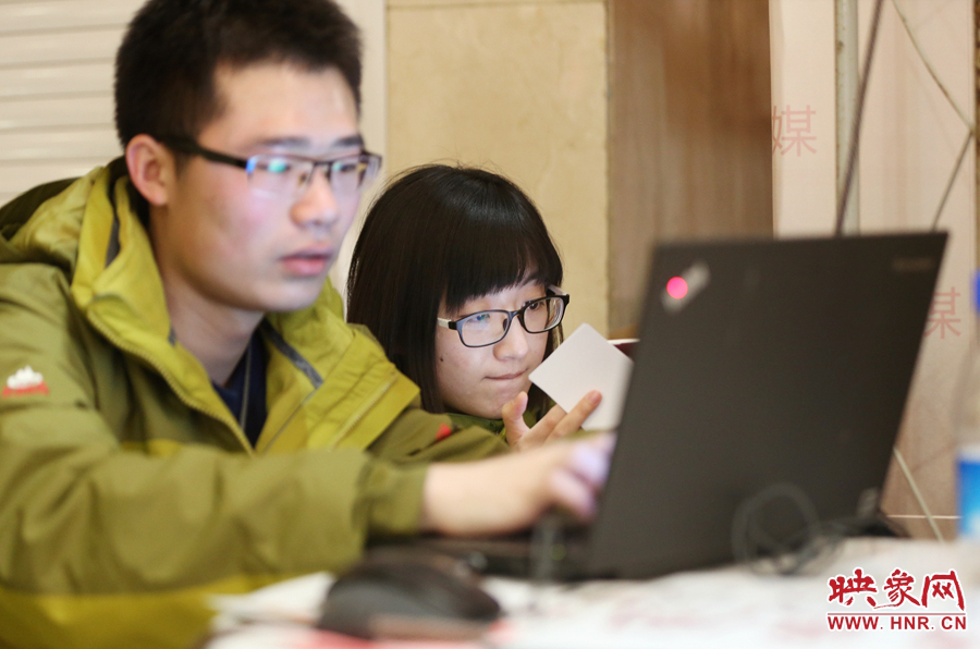 與同事現(xiàn)場(chǎng)寫(xiě)稿子的樂(lè)天。