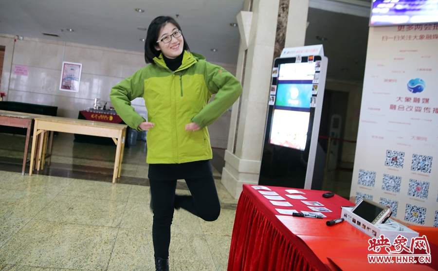 工作間隙，樂(lè)天跳起了“南式芭蕾”。