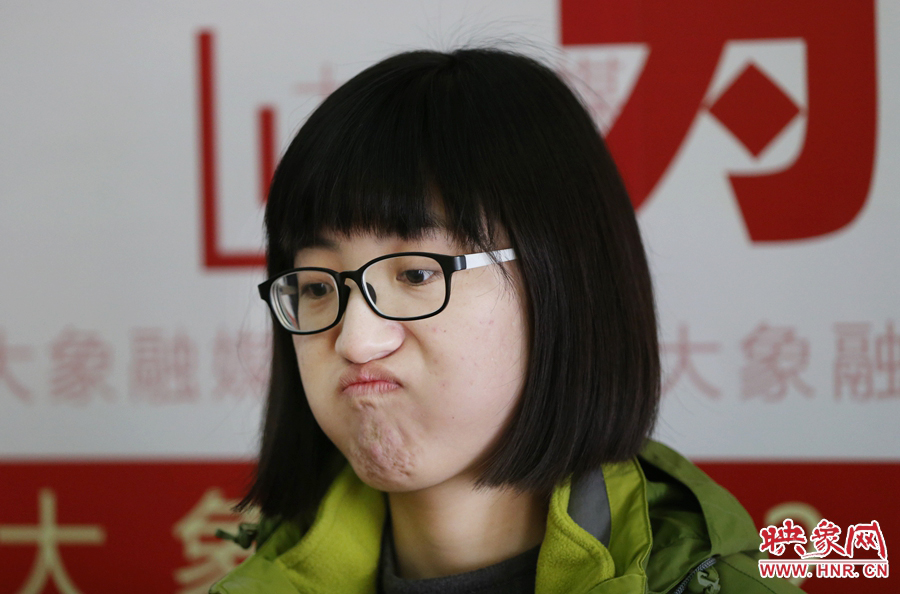 偶爾來(lái)個(gè)這樣的表情，算是放松緊張的心情吧！