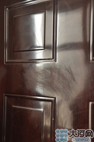 　雖然王先生用砂紙打磨過，但是“奠字”仍依稀可見