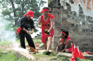 龍王廟前祭拜。