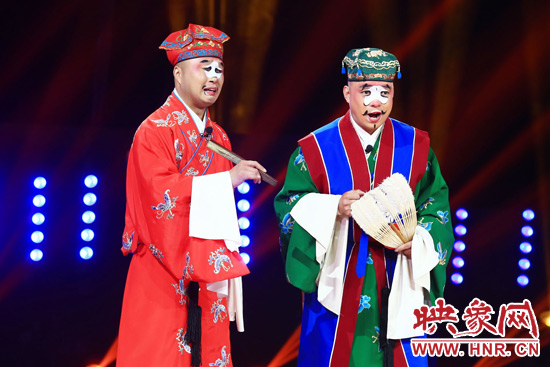 田相偉（右）表演喜劇《吹?！沸Ψ珗?chǎng)