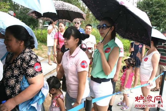 佩戴信息廣播臂貼的聽眾們在排隊等候坐帆船。