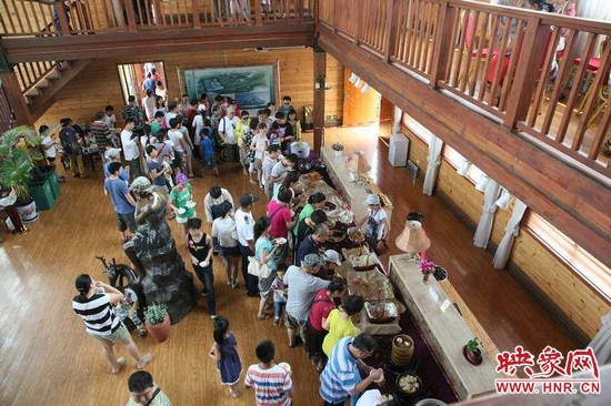 聽眾們在木屋會所享用免費自助餐。