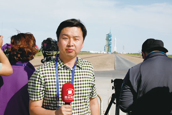 劉瑞鋒回憶，從“神舟十號(hào)”在視線(xiàn)中出現(xiàn)到消失的兩分鐘內(nèi)，他們的兩臺(tái)攝像機(jī)、一臺(tái)照相機(jī)就在不停地拍、拍