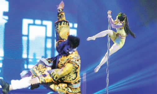 “鋼管舞娘”周文將鋼管舞和民族文化融合在一起，創(chuàng)意了一段《霸王別姬》的鋼管舞表演