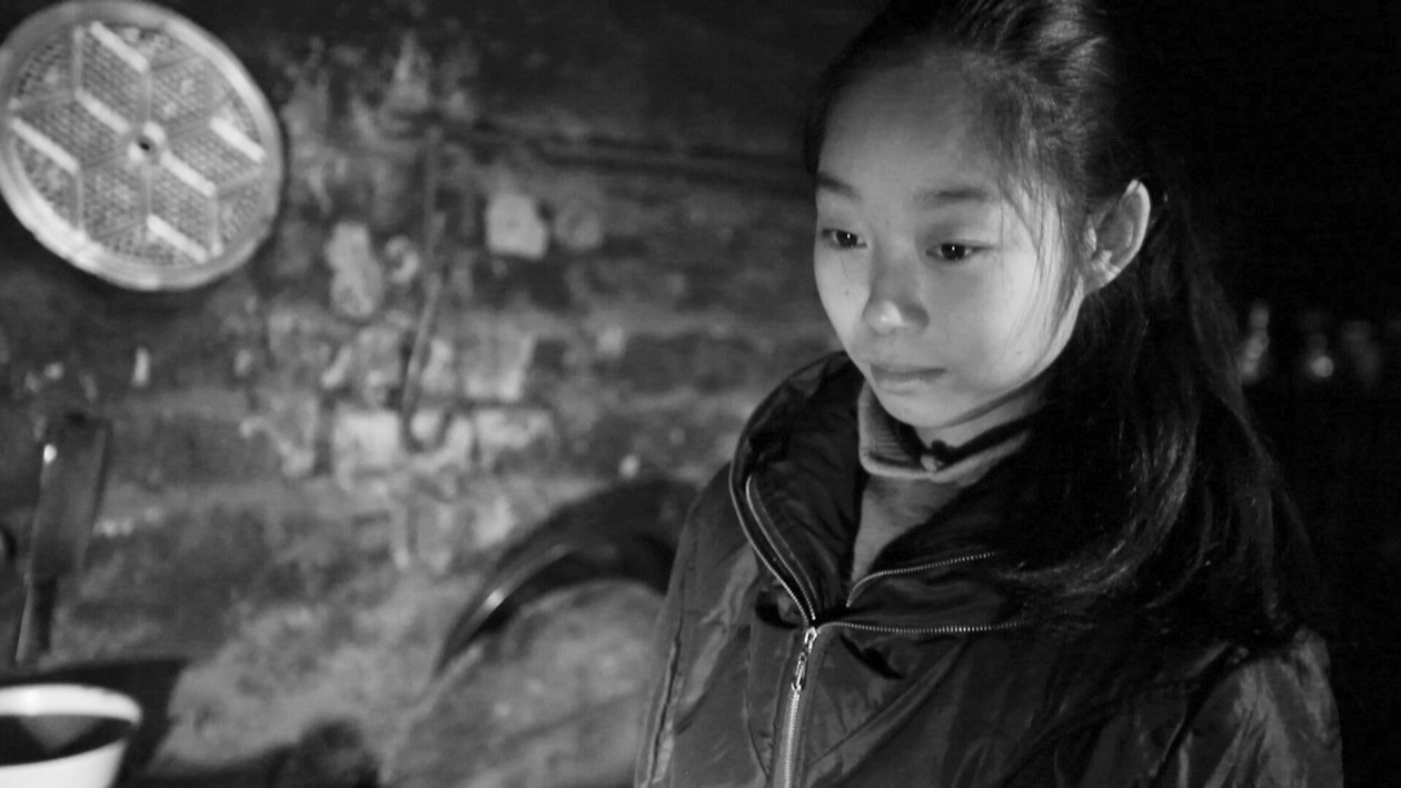 小倩倩家徒四壁，她渴望繼續(xù)讀書，改變家的現(xiàn)狀