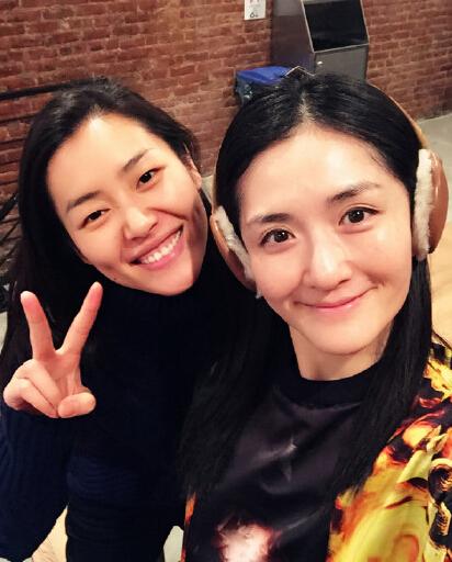 謝娜曬與超模劉雯合影 網(wǎng)友:你是站在凳子上吧