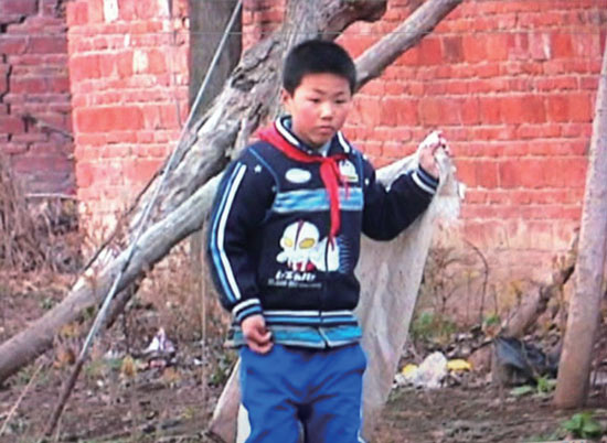 有時候，浩浩會拿著蛇皮袋撿些垃圾賣錢視 頻截圖