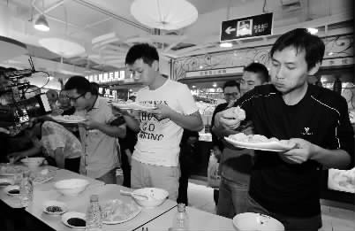 再整兩盤餃子，“騎士牛仔”（右一）真是好胃口