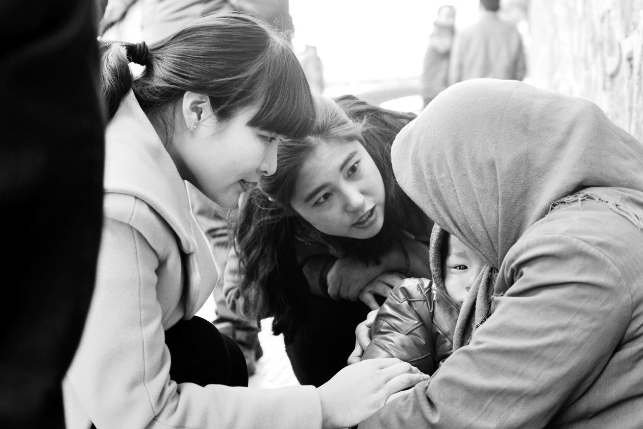 “幫女郎”(左)和“小莉”發(fā)現(xiàn)乞討男童后，上前近距離進(jìn)行辨認(rèn)