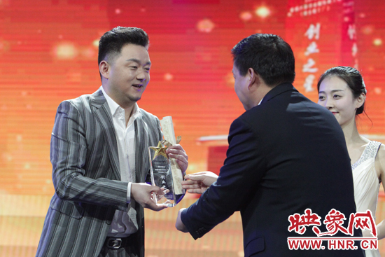 “大咖”嘉賓團(tuán)為創(chuàng)業(yè)之星們頒發(fā)證書(shū)與獎(jiǎng)杯 “大咖”嘉賓團(tuán)為創(chuàng)業(yè)之星們頒發(fā)證書(shū)與獎(jiǎng)杯