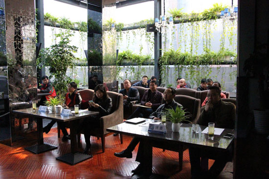 《創(chuàng)業(yè)星工廠(chǎng)》第二季海選現(xiàn)場(chǎng)，評(píng)委們認(rèn)真聽(tīng)取創(chuàng)業(yè)者的項(xiàng)目介紹