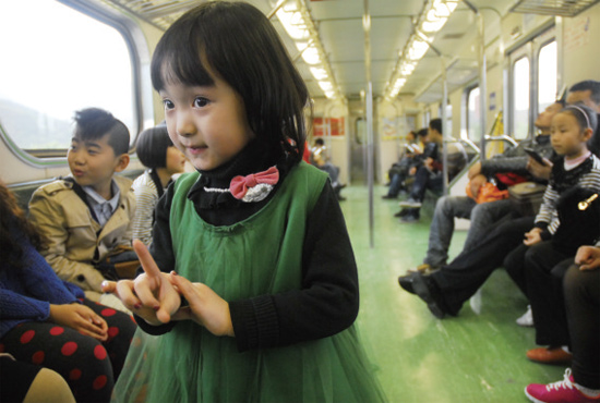 開往花蓮火車上，“戲曲小精靈”張楚怡練嗓