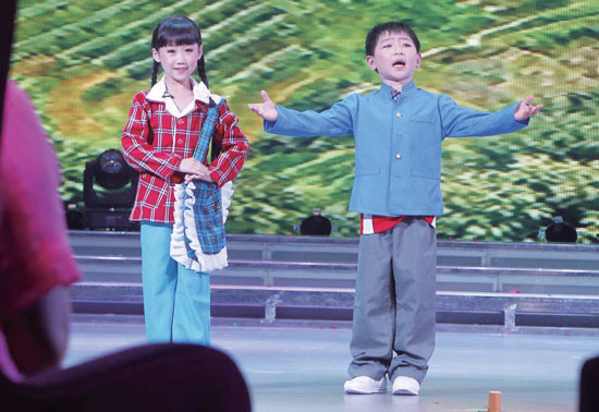 孩子們的表演有模有樣，讓人忍俊不禁