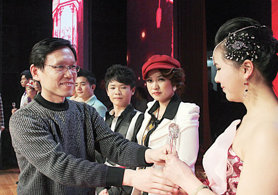 2013年2月1日，《對9當(dāng)歌》總決賽在鄭州開唱。圖為東方今報(bào)副社長胡楊為選手頒獎