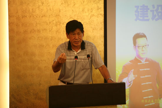 原河南省農(nóng)業(yè)廳副廳長(zhǎng)、現(xiàn)任河南省土壤肥料協(xié)會(huì)秘書(shū)長(zhǎng)肖興貴發(fā)表講話