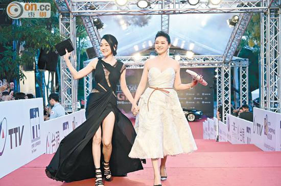 大Ｓ（右）和?。訝渴肿呒t地毯。