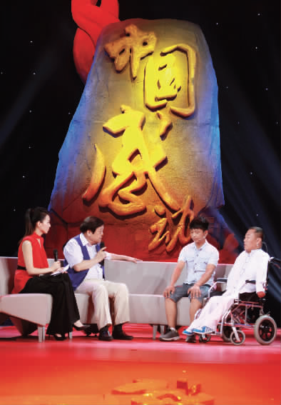 肇恒君（右一）天生殘疾，但是他自兒時起就有著一個音樂夢